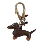 llavero de perro salchica con correa en cuero cafe
